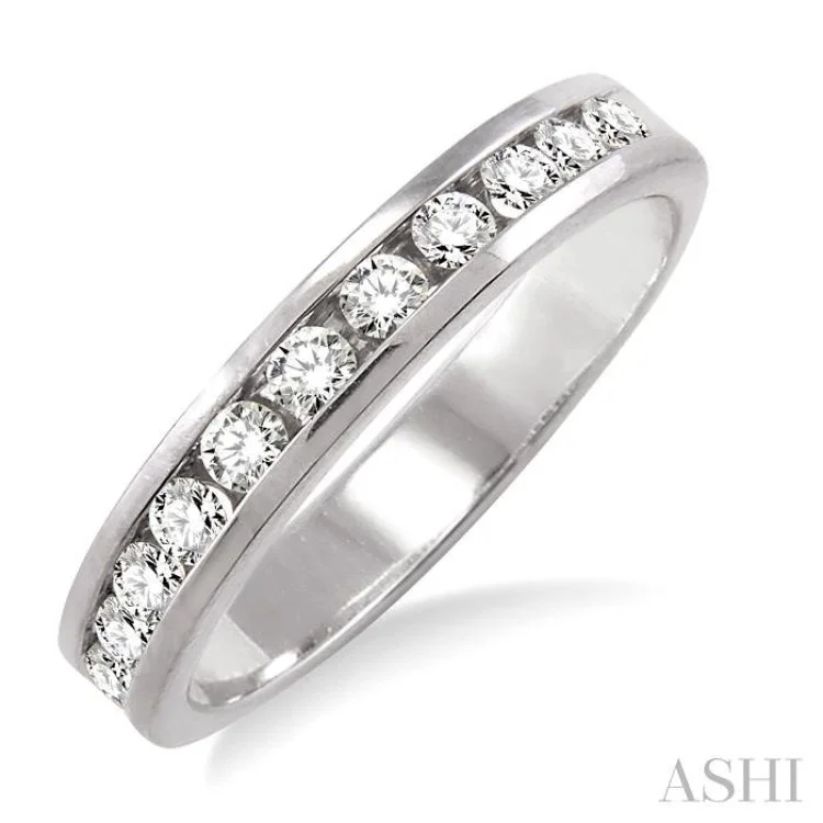 1/2 Ctw Round Cut Diamond Wedding Band in 14K White Gold